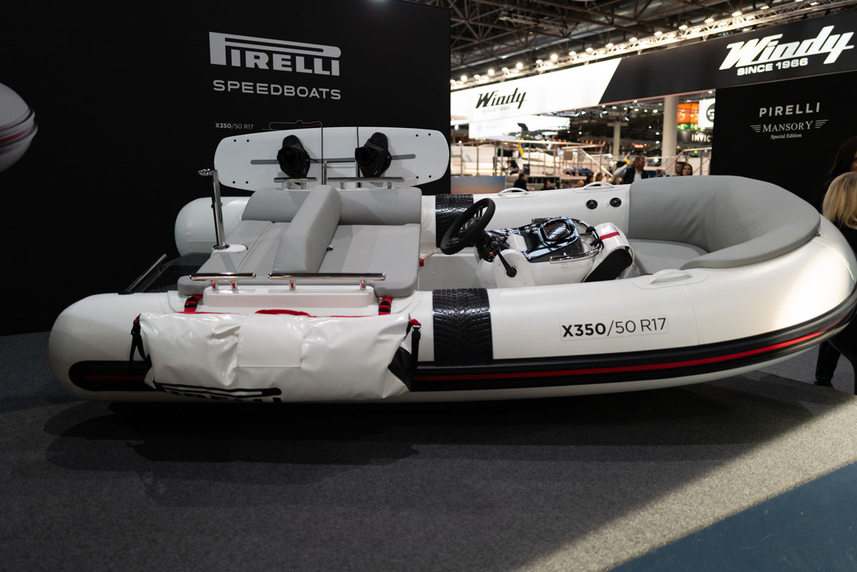 Boote am Messestand