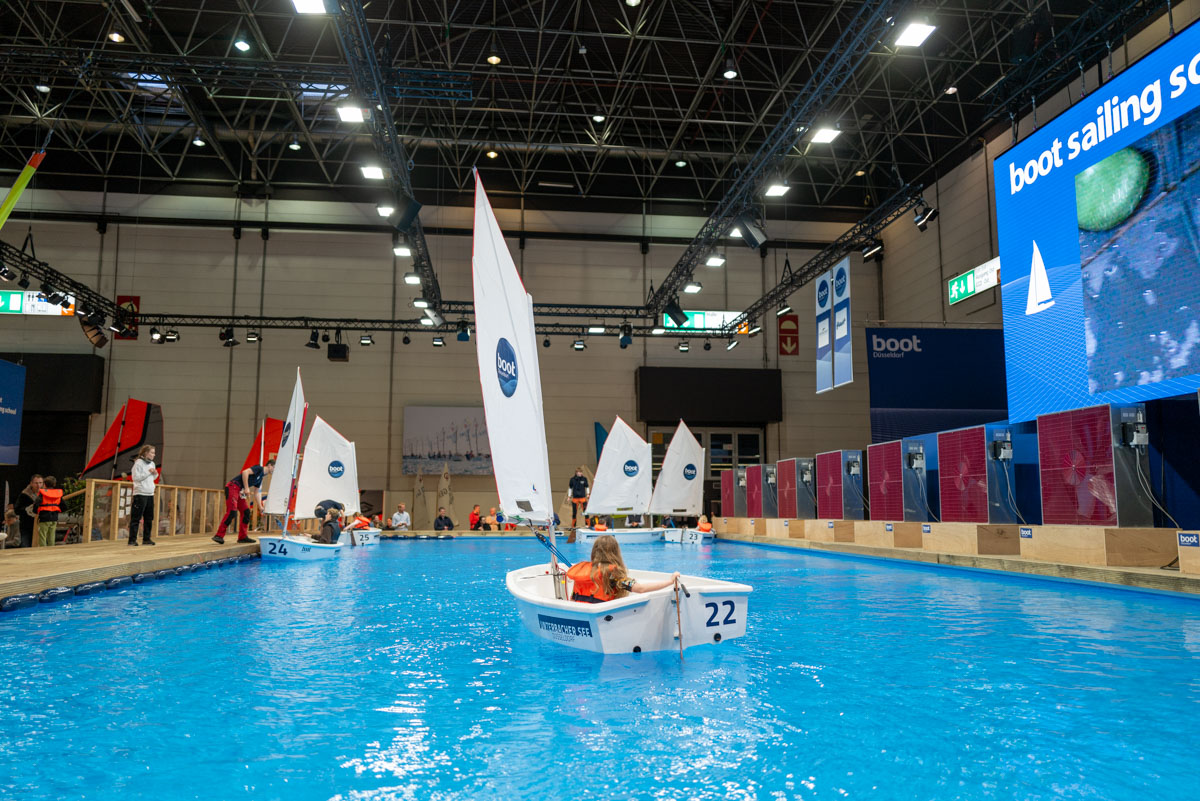 Segeljolle im Becken