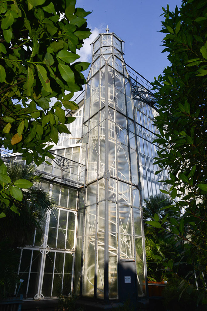 Glasturm eines Gewächshauses im Hochformat