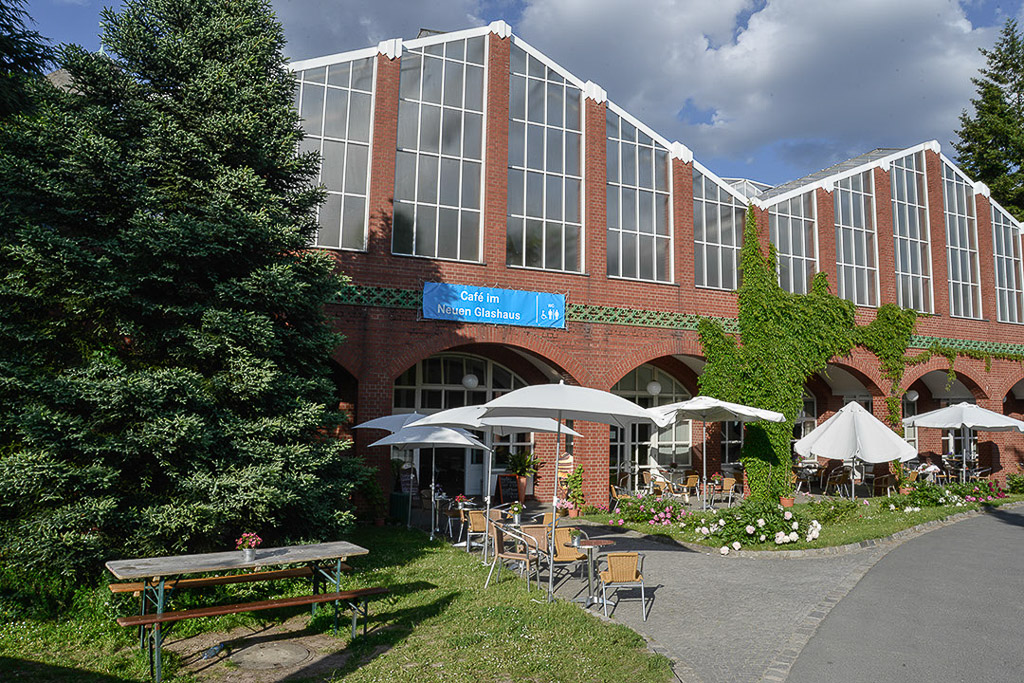 Gewächshaus mit Café-Terrasse