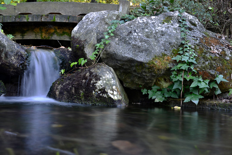 Wasserfall zwischen Felsen