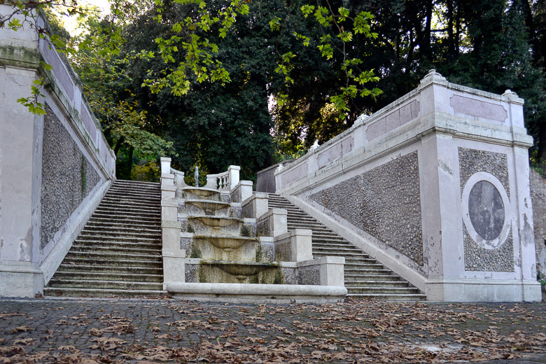 Treppe mit Balustrade im Garten