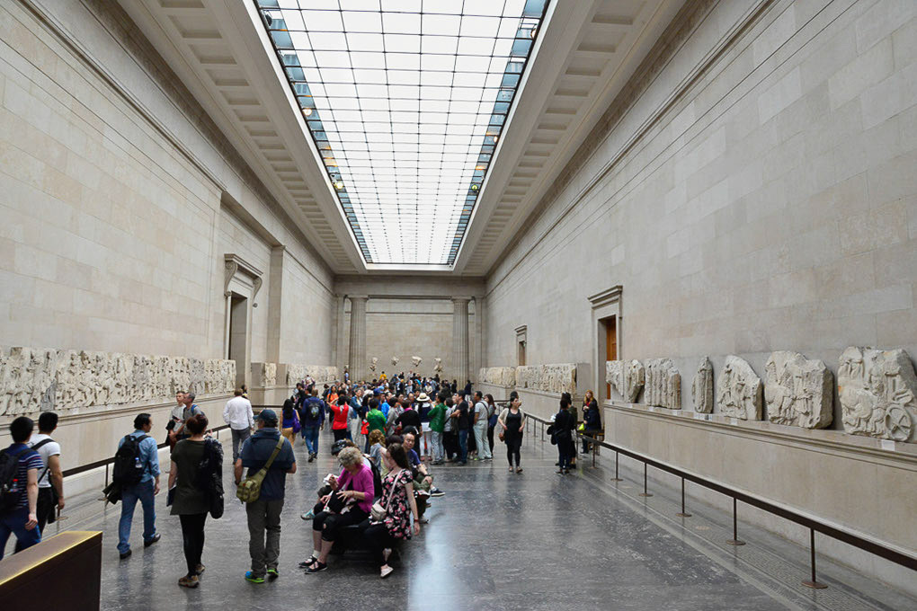Lange Galerie mit Skulpturen des Parthenon