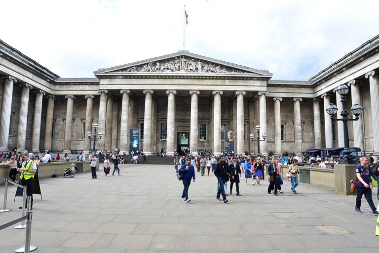 Fassade des British Museum mit Säulen und Besuchern