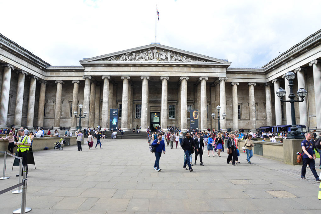 Fassade des British Museum mit Säulen und Besuchern