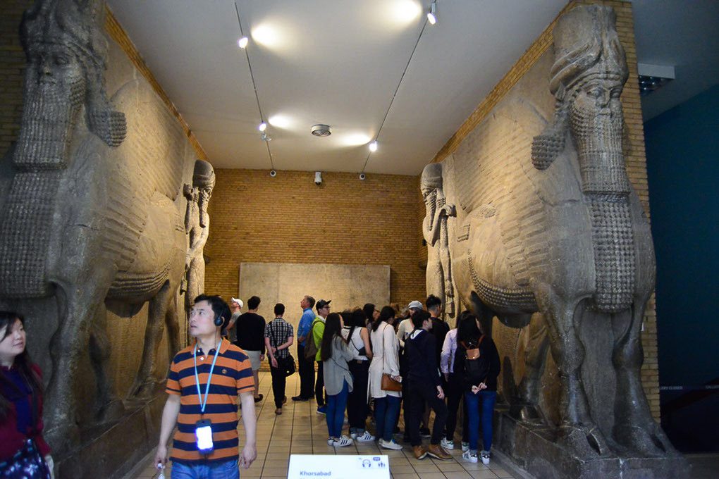 Assyrische Wächterfiguren aus Stein
