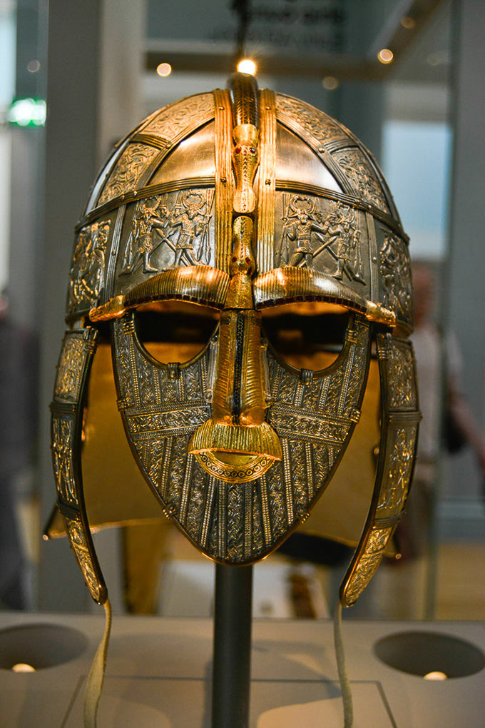 Goldfarbener Helm mit Gesichtsmaske im Hochformat
