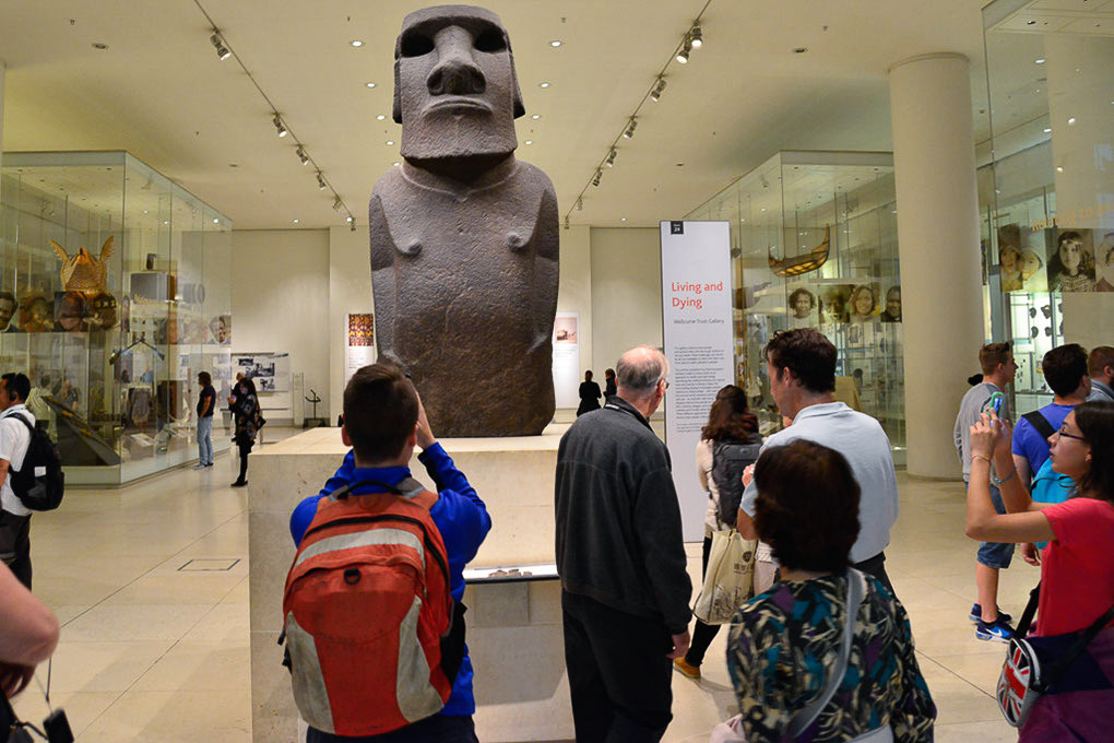 Steinerne Moai-Figur in einer Ausstellung