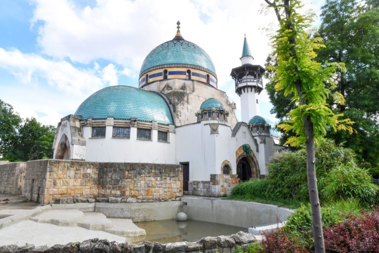 Elefantenhaus mit türkisfarbener Kuppel