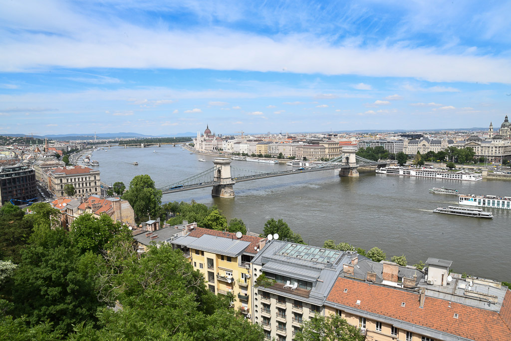 Blick vom Burgberg auf die Donau und die Kettenbrücke