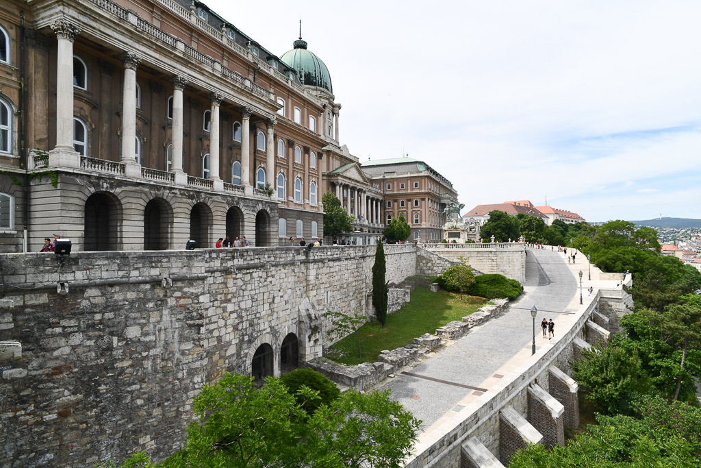 Mauern und Zugang am Burgpalast