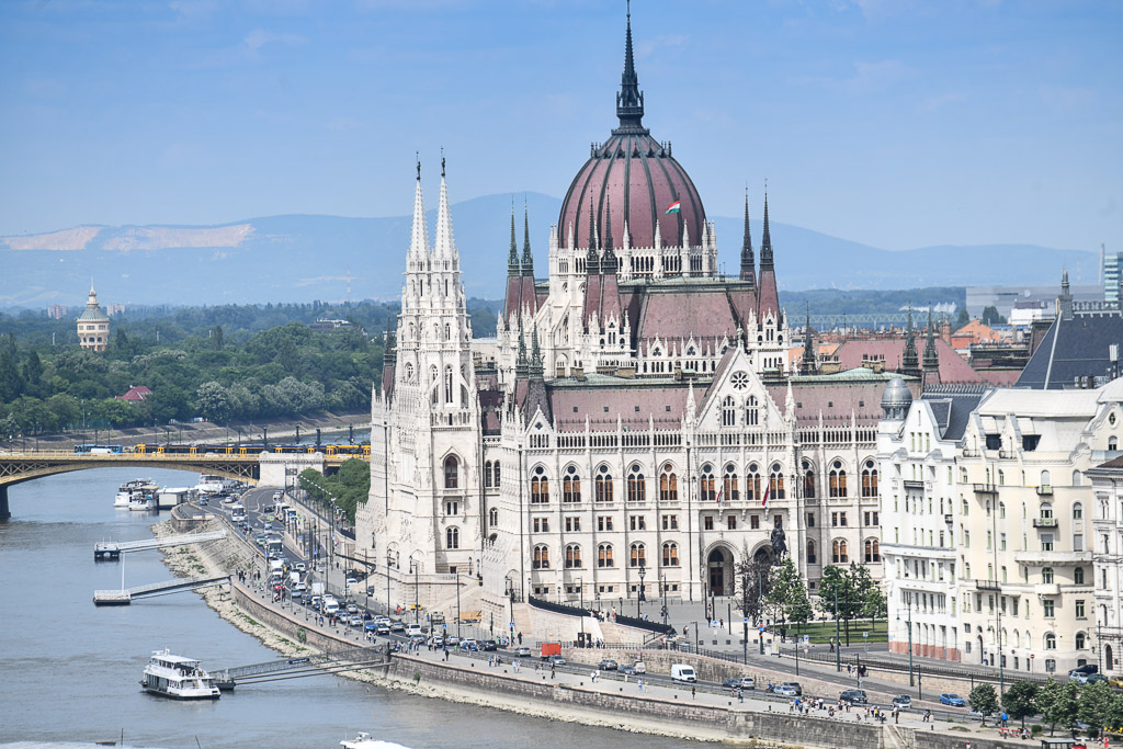 Das Parlament am Donauufer vom Burgberg aus gesehen