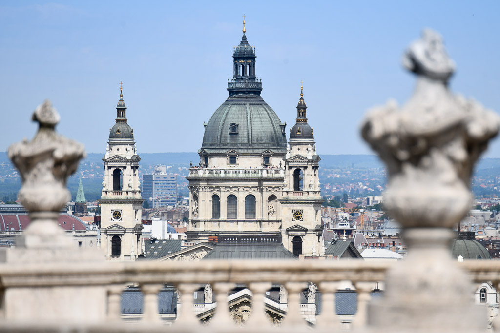 Kuppeln der Stephansbasilika zwischen Steinverzierungen