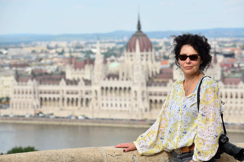 Besucherin vor dem Panorama mit dem Parlament