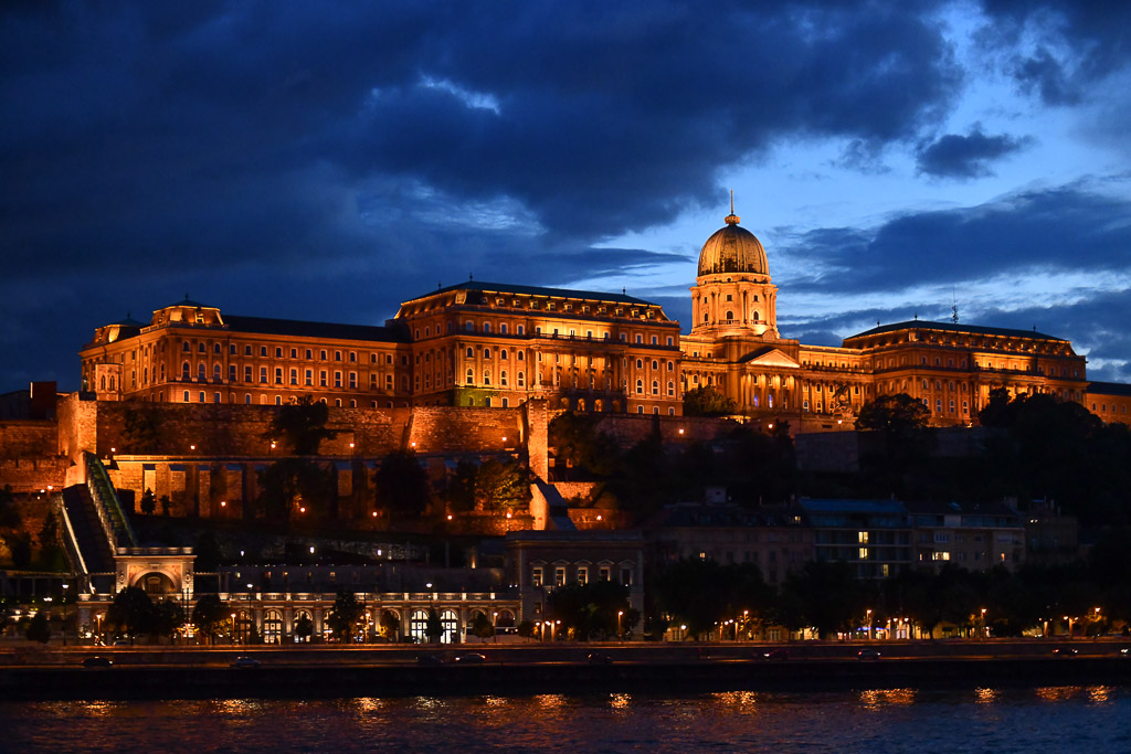 Der Burgpalast am Abend beleuchtet