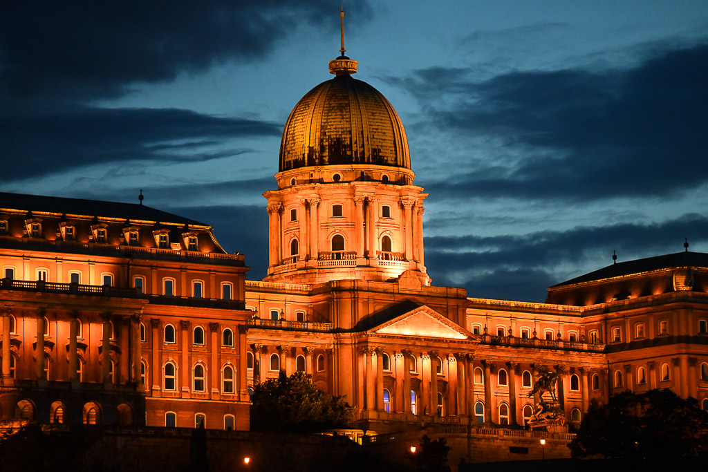 Die Kuppel des Burgpalastes am Abend im Scheinwerferlicht