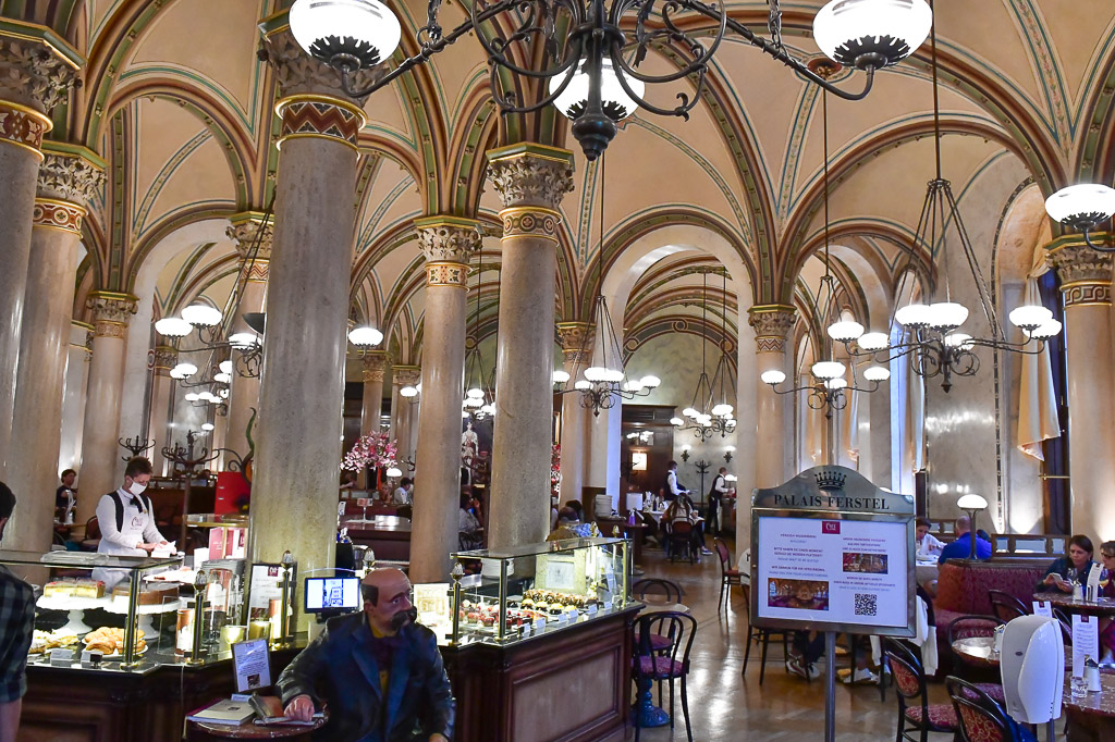 Gewölbehalle des Café Central mit Gästen