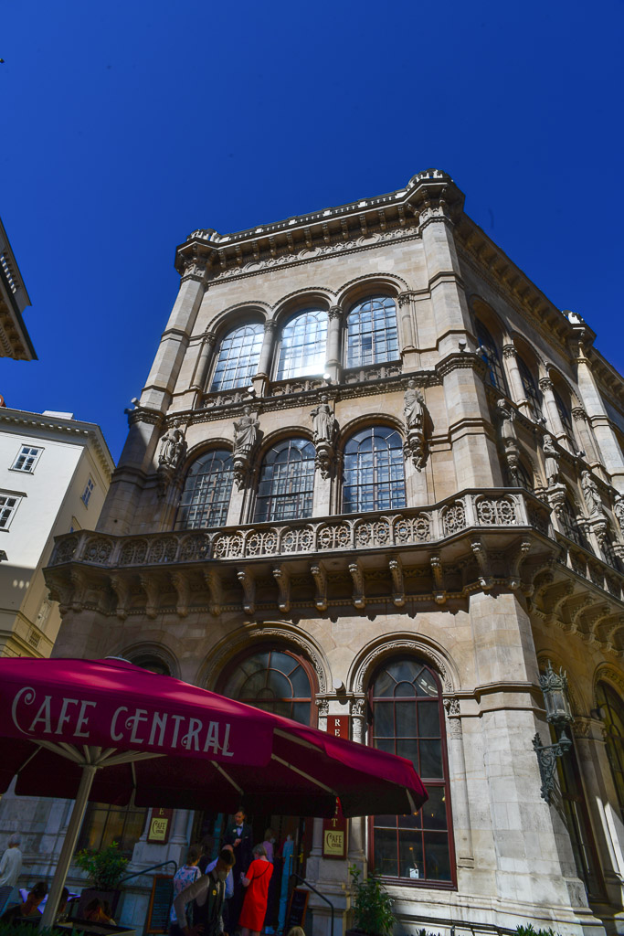 Fassade des Palais Ferstel im Hochformat