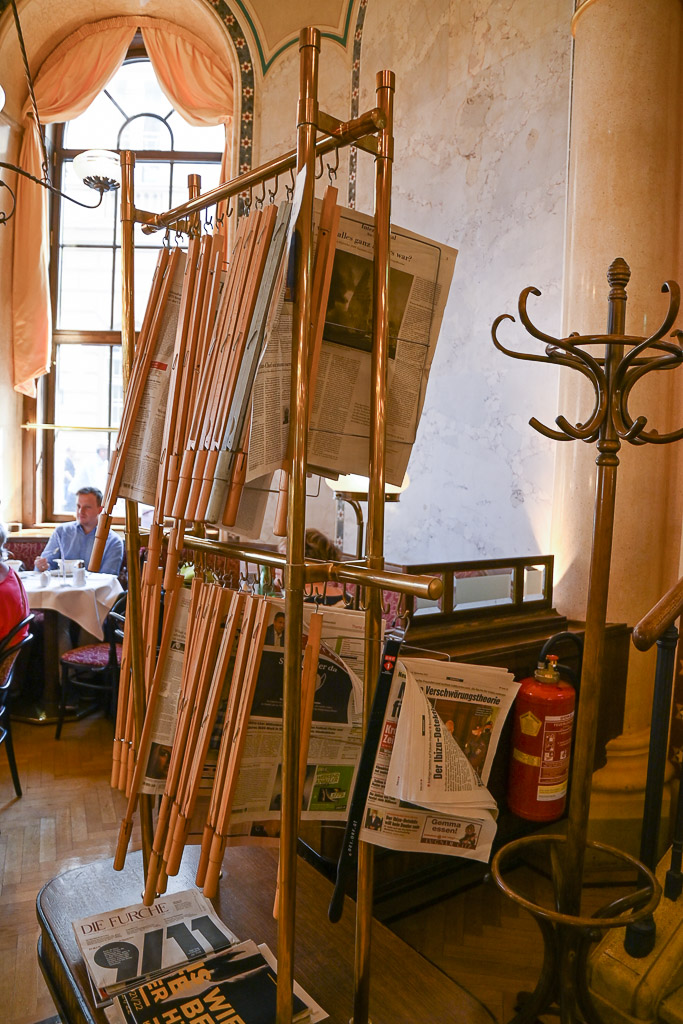 Garderobe mit Zeitungsständern im Hochformat