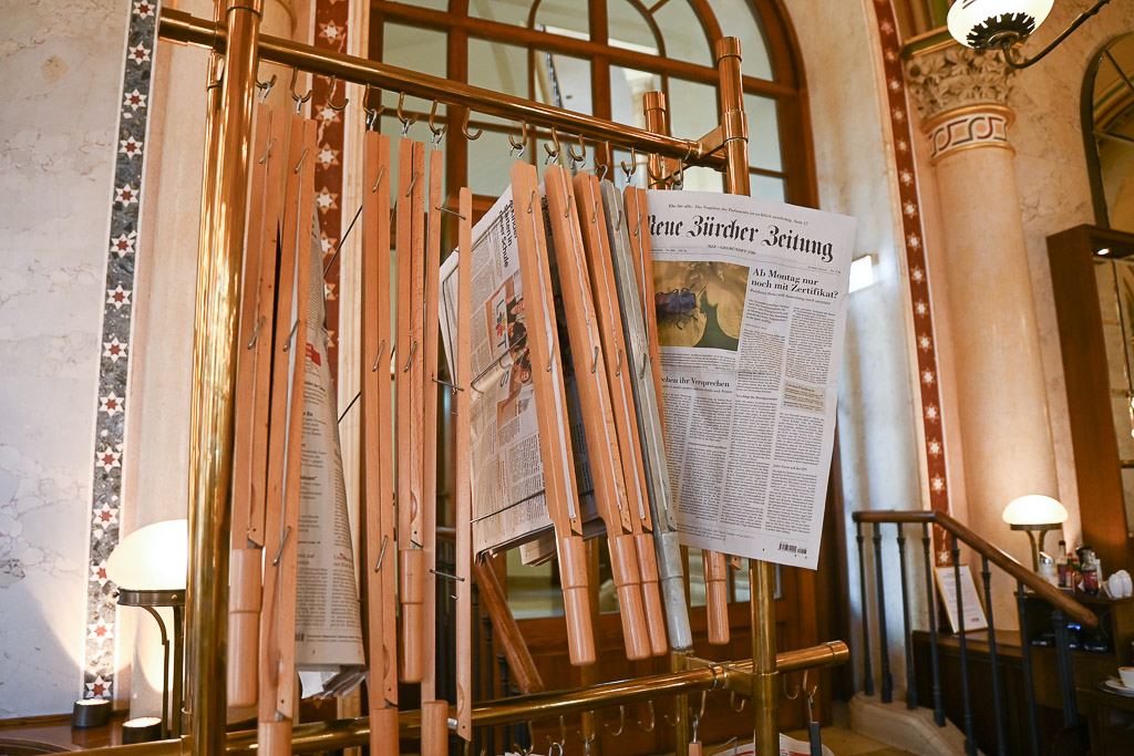 Zeitungshalter am Eingang