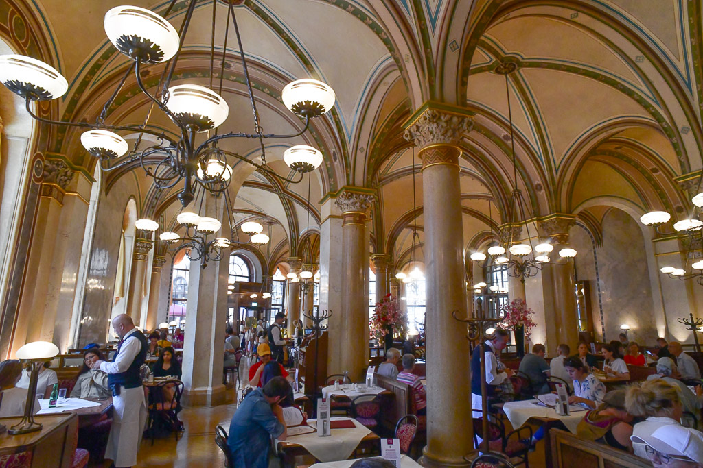 Säulenhalle mit Kronleuchtern