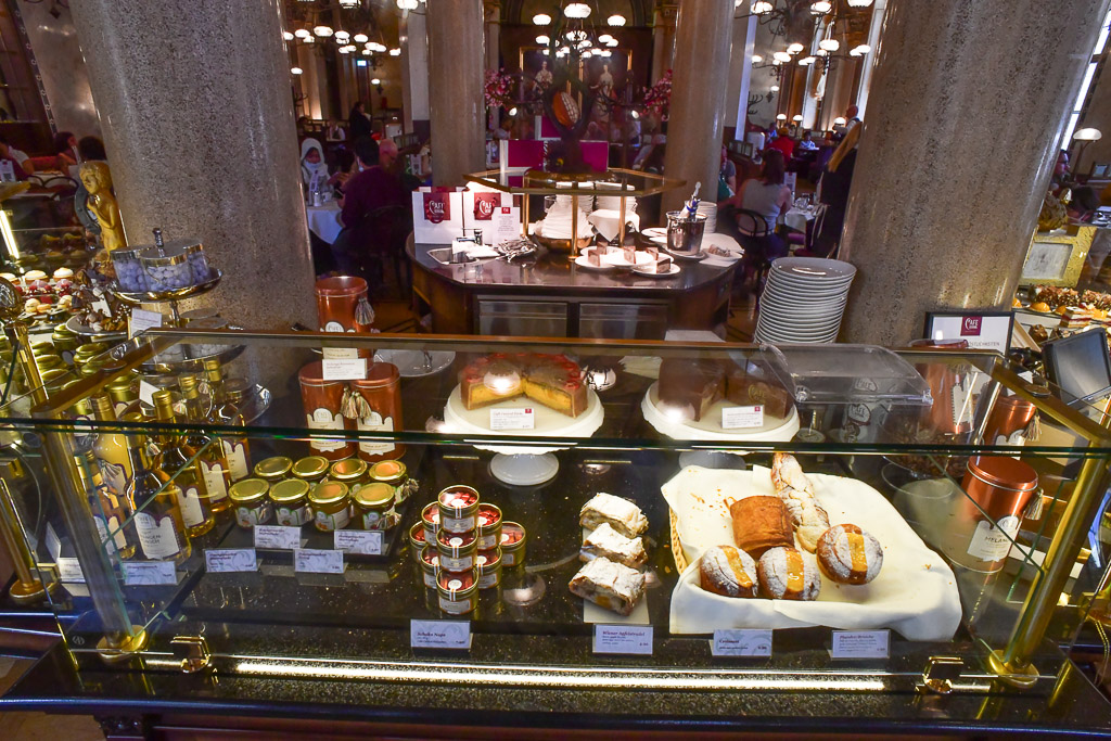 Kuchenvitrine mit Torten