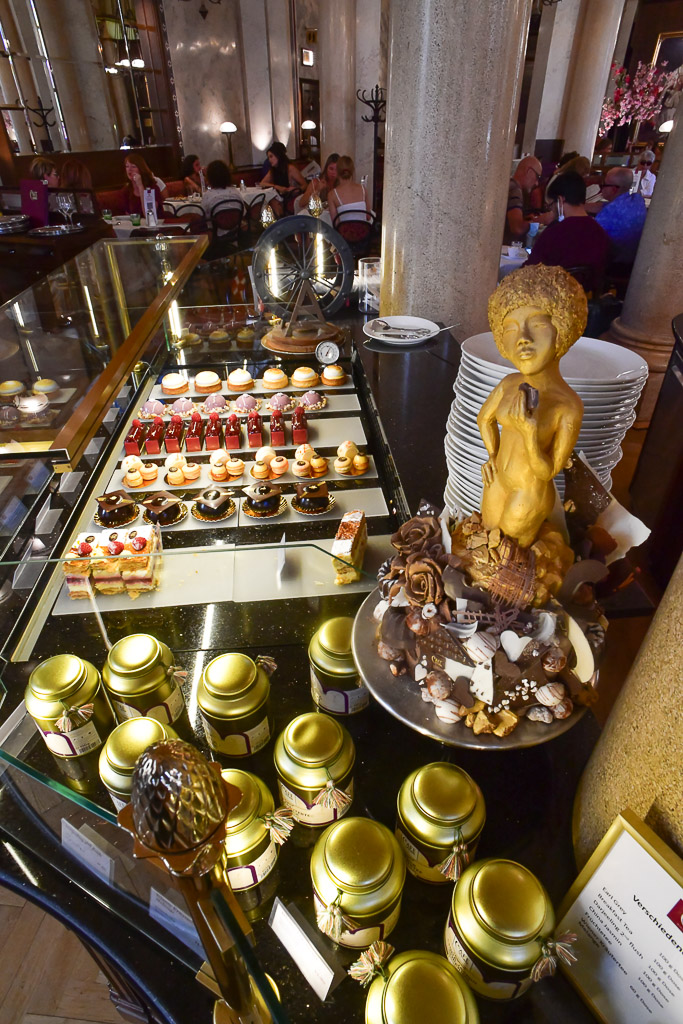 Kuchen und Gebäck in der Vitrine im Hochformat
