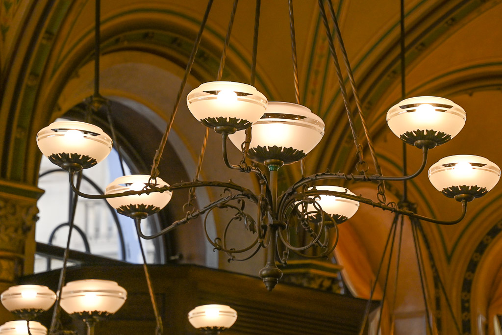 Kronleuchter an der Decke