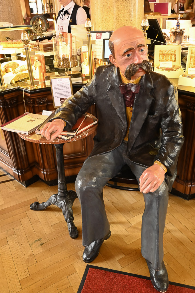 Figur von Peter Altenberg im Hochformat