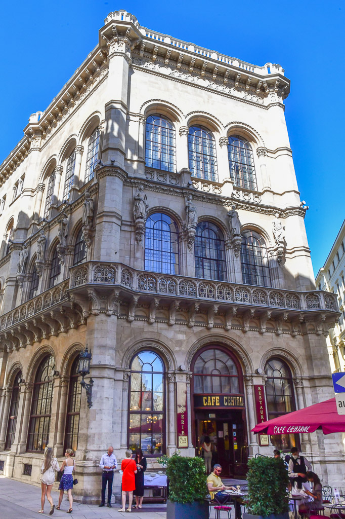 Fassade des Palais Ferstel mit Cafébereich im Hochformat