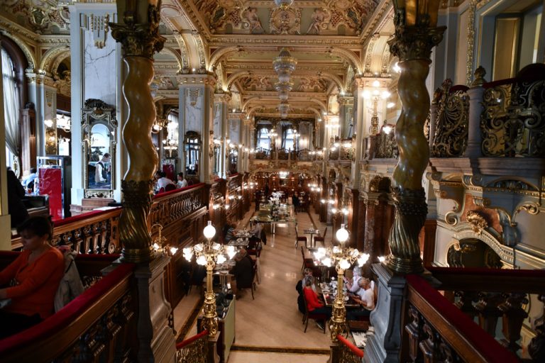 Der Kaffeehaussaal des Café New York mit gedrehten Säulen