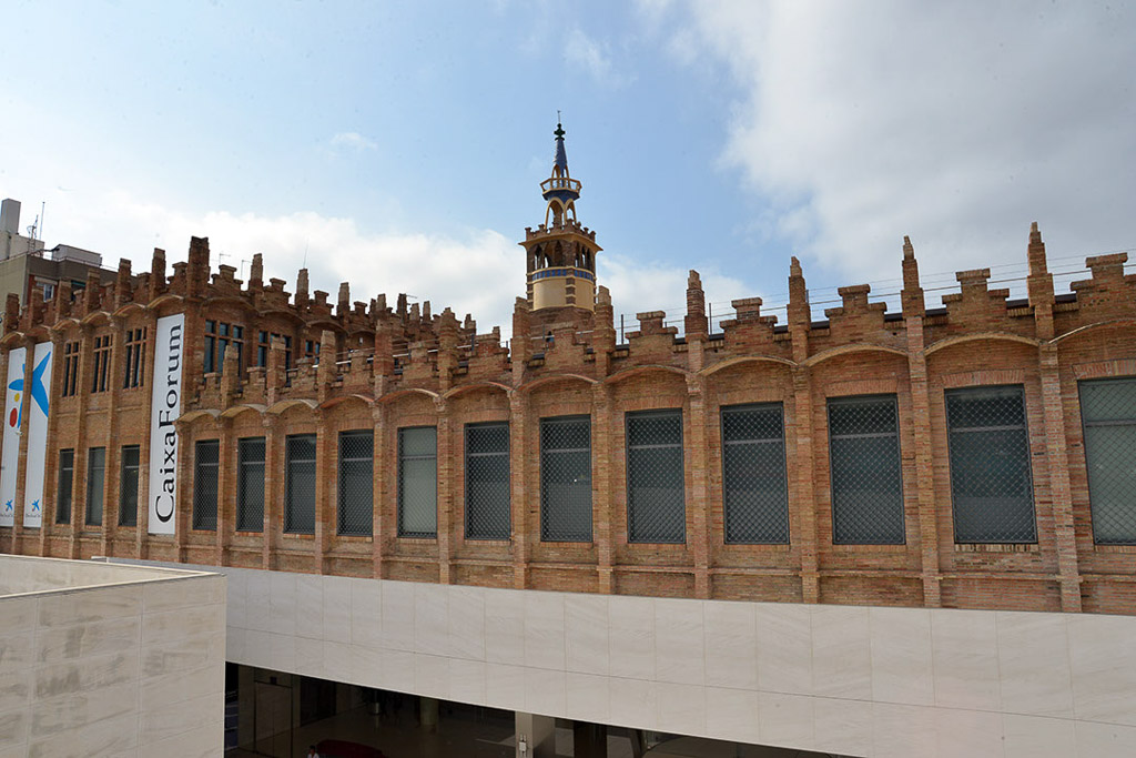 Backsteinfassade der ehemaligen Textilfabrik mit Turm
