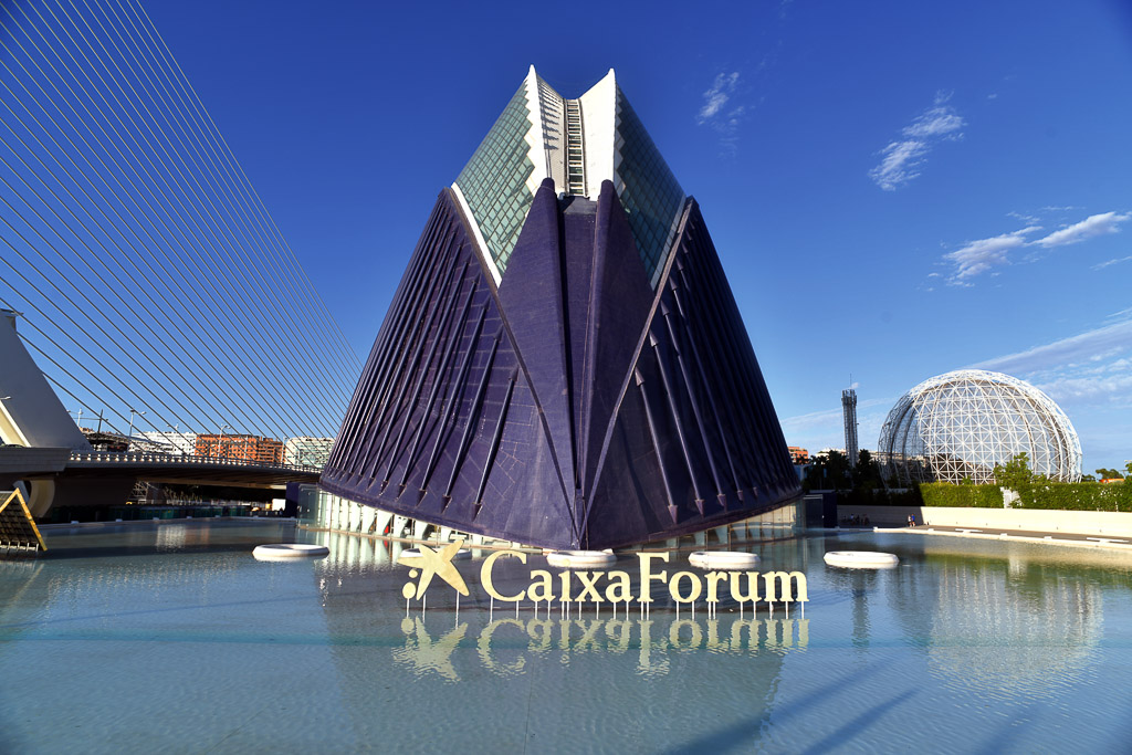 Das blaue Gebäude L’Àgora mit CaixaForum-Schriftzug und Wasserbecken