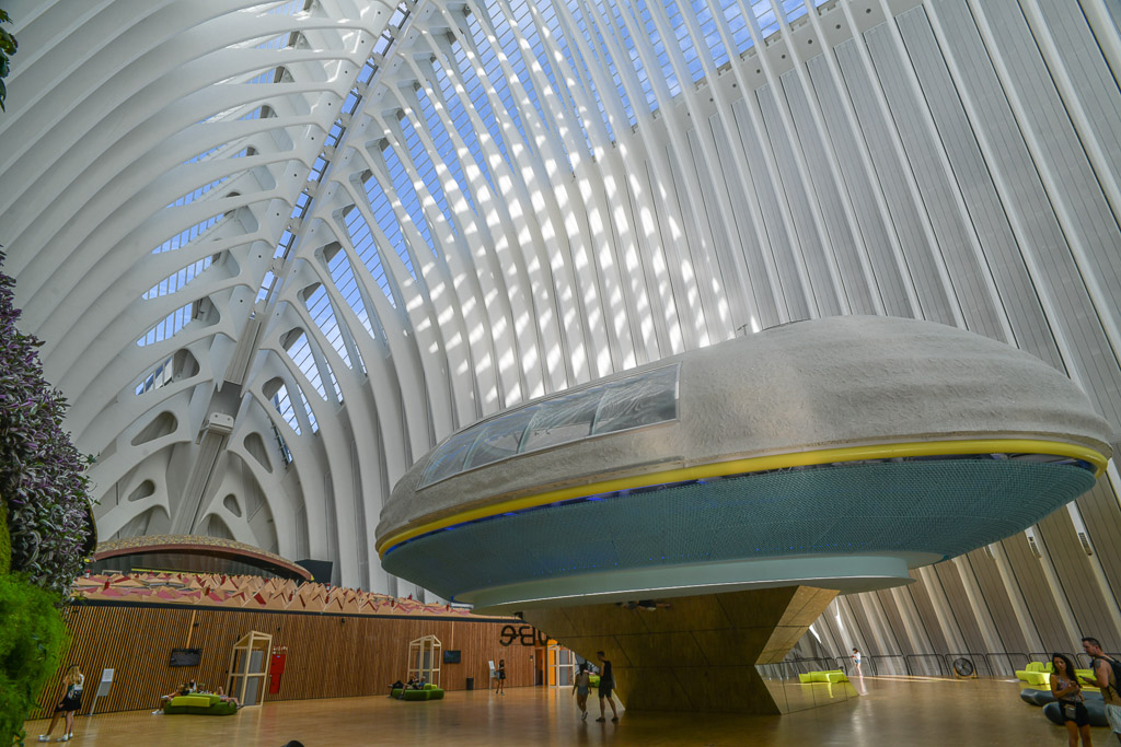 Halle mit weißem Gewölbe und Pavillon