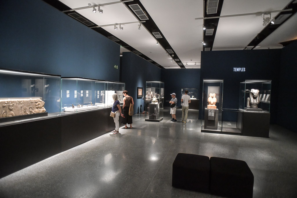 Dunkler Ausstellungsraum mit Vitrinen