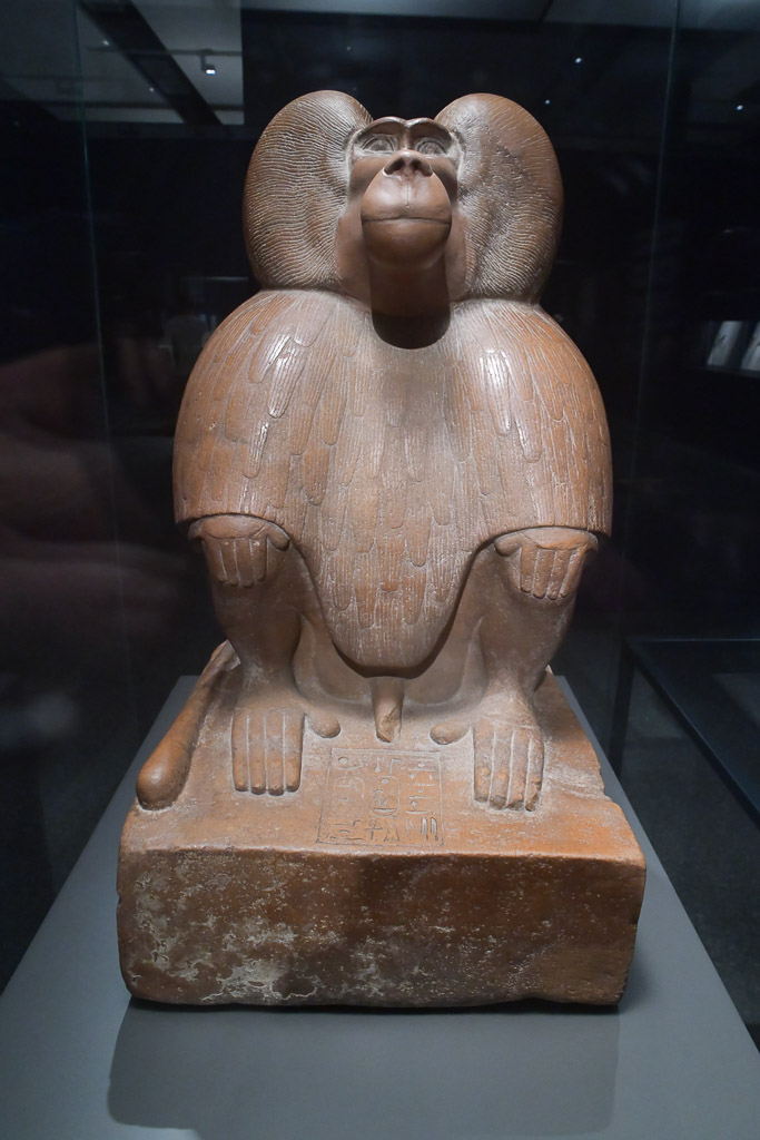 Altägyptische Skulptur einer sitzenden Figur