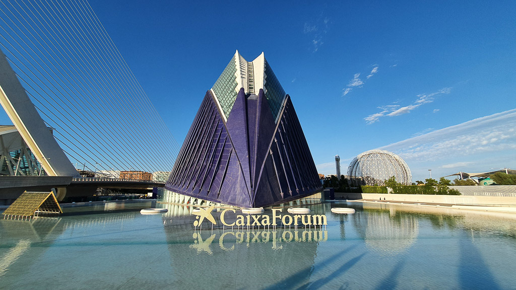 L’Àgora mit CaixaForum-Schriftzug und Wasserbecken