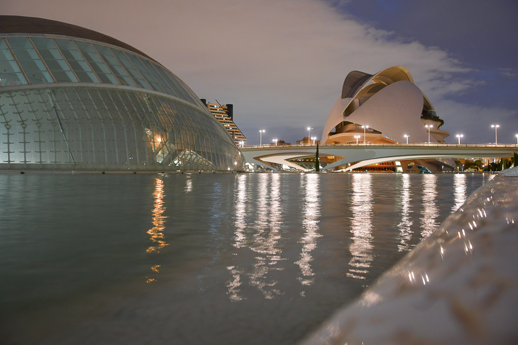 Spiegelung der Gebäude im Wasserbecken am Abend
