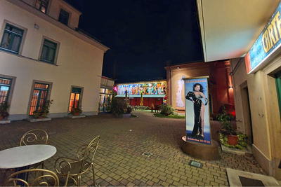 Innenhof des Carte Blanche Theaters bei Nacht