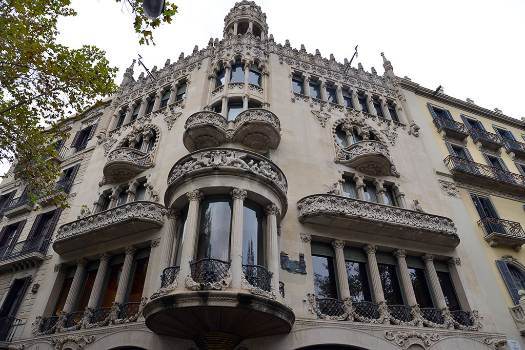 Fassade der Casa Lleó Morera mit abgerundeten Erkern