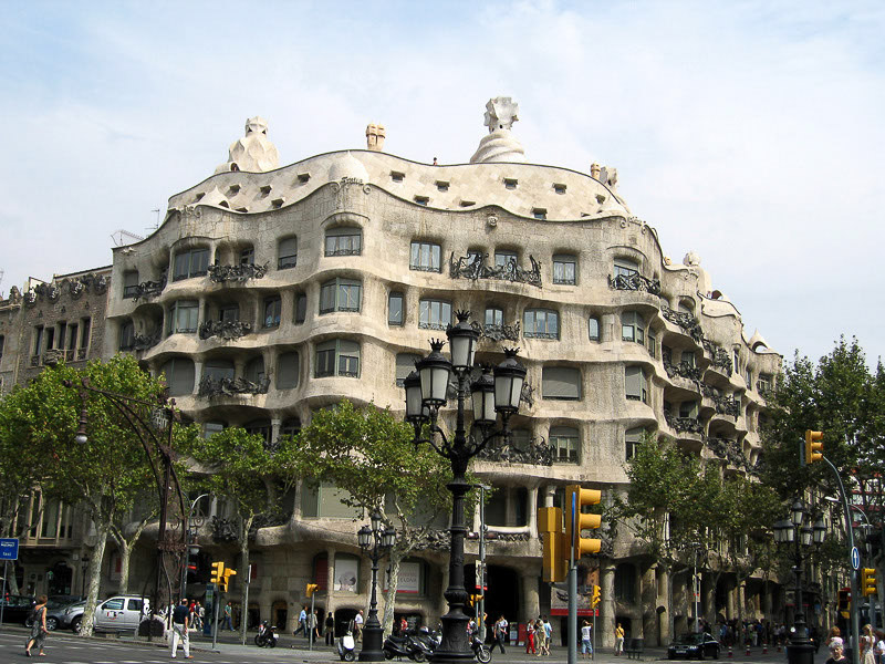 Casa Milà mit der geschwungenen Steinfassade an der Straßenecke