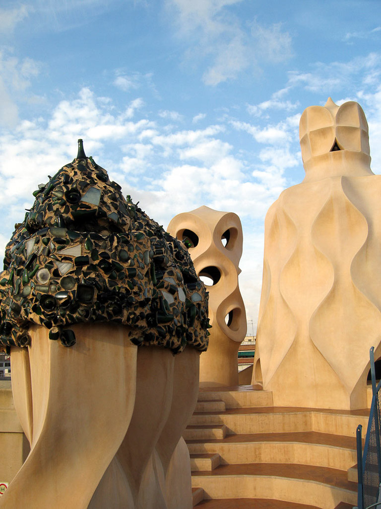 Kamine mit Mosaikverkleidung und Treppe auf dem Dach