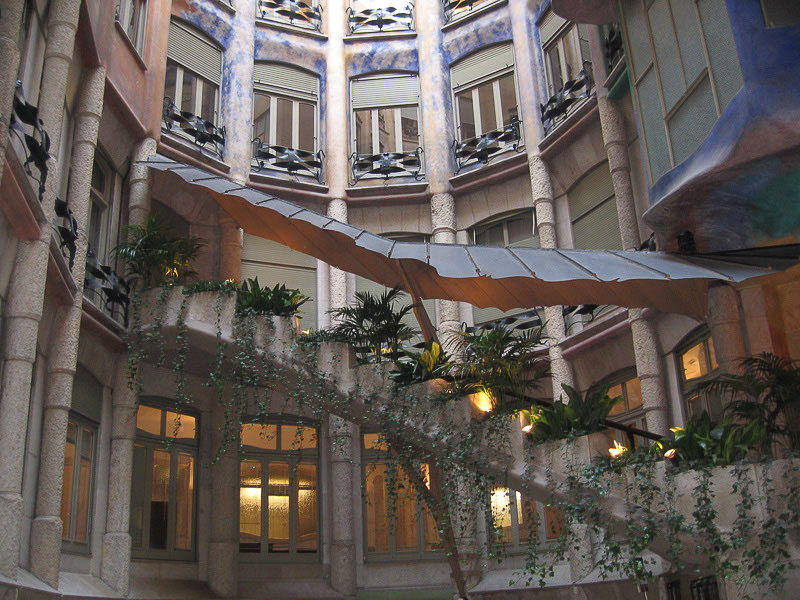 Innenhof der Casa Milà mit Balkonen und Sonnensegel