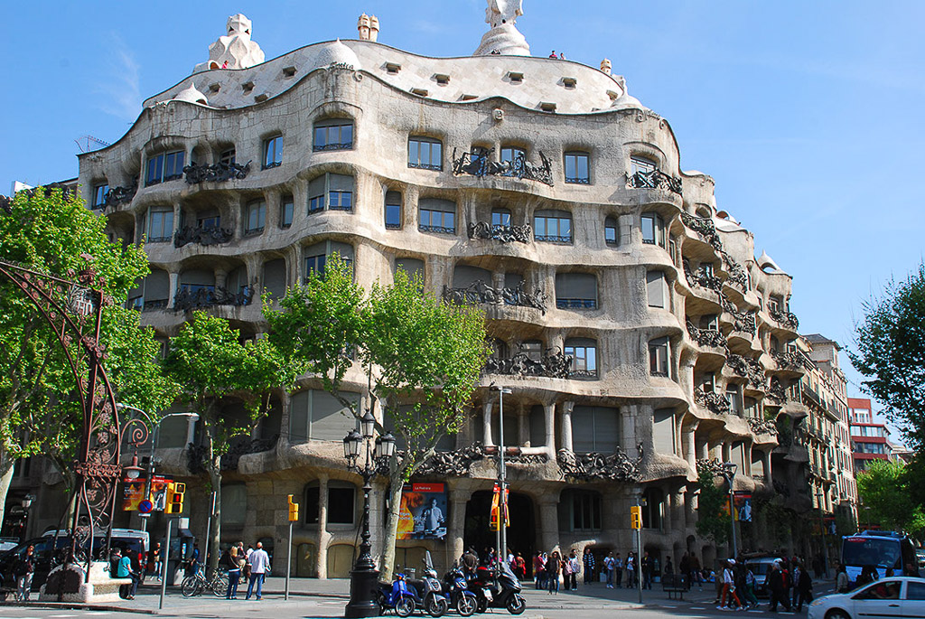 Casa Milà zwischen Straßenbäumen