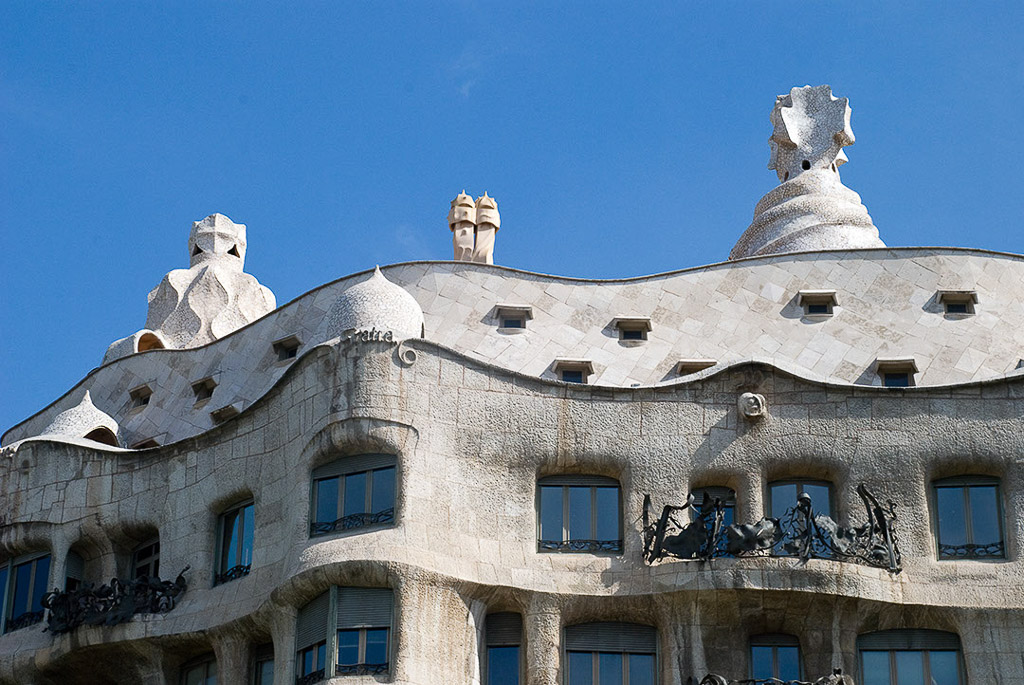 Wellenförmige Dachlandschaft mit Kaminen der Casa Milà