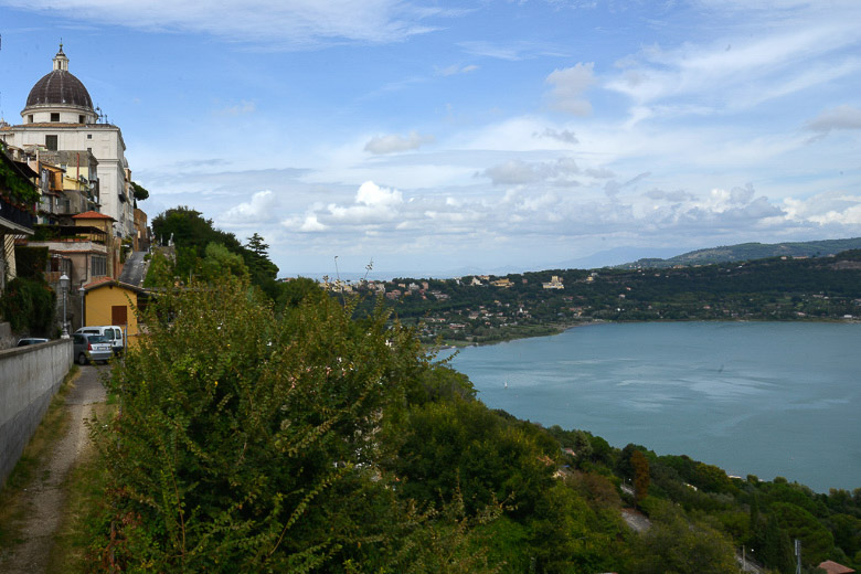 Blick auf den Albaner See und die Hänge im Hochformat