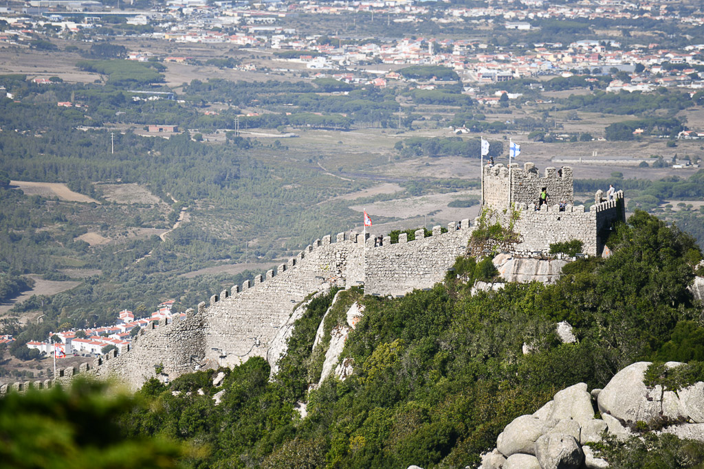 Mauer der Maurenburg auf dem Bergrücken