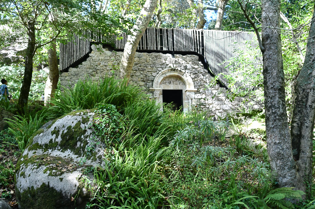 Steinhaus im Wald