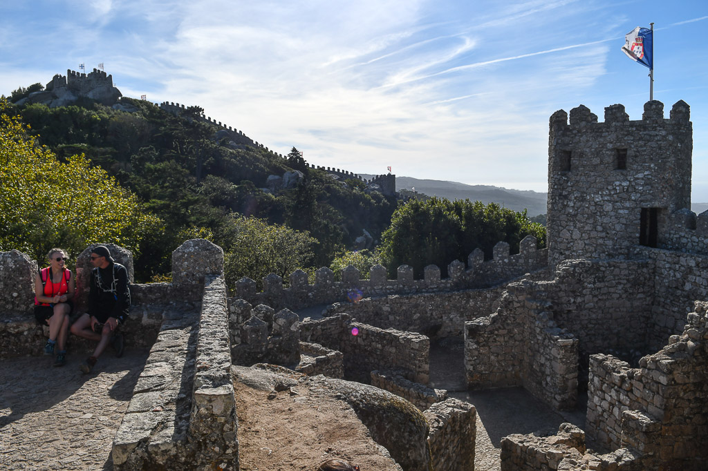 Besucher an der Burgmauer
