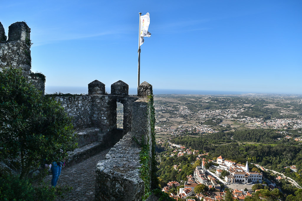 Mauer mit Fahne und Aussicht
